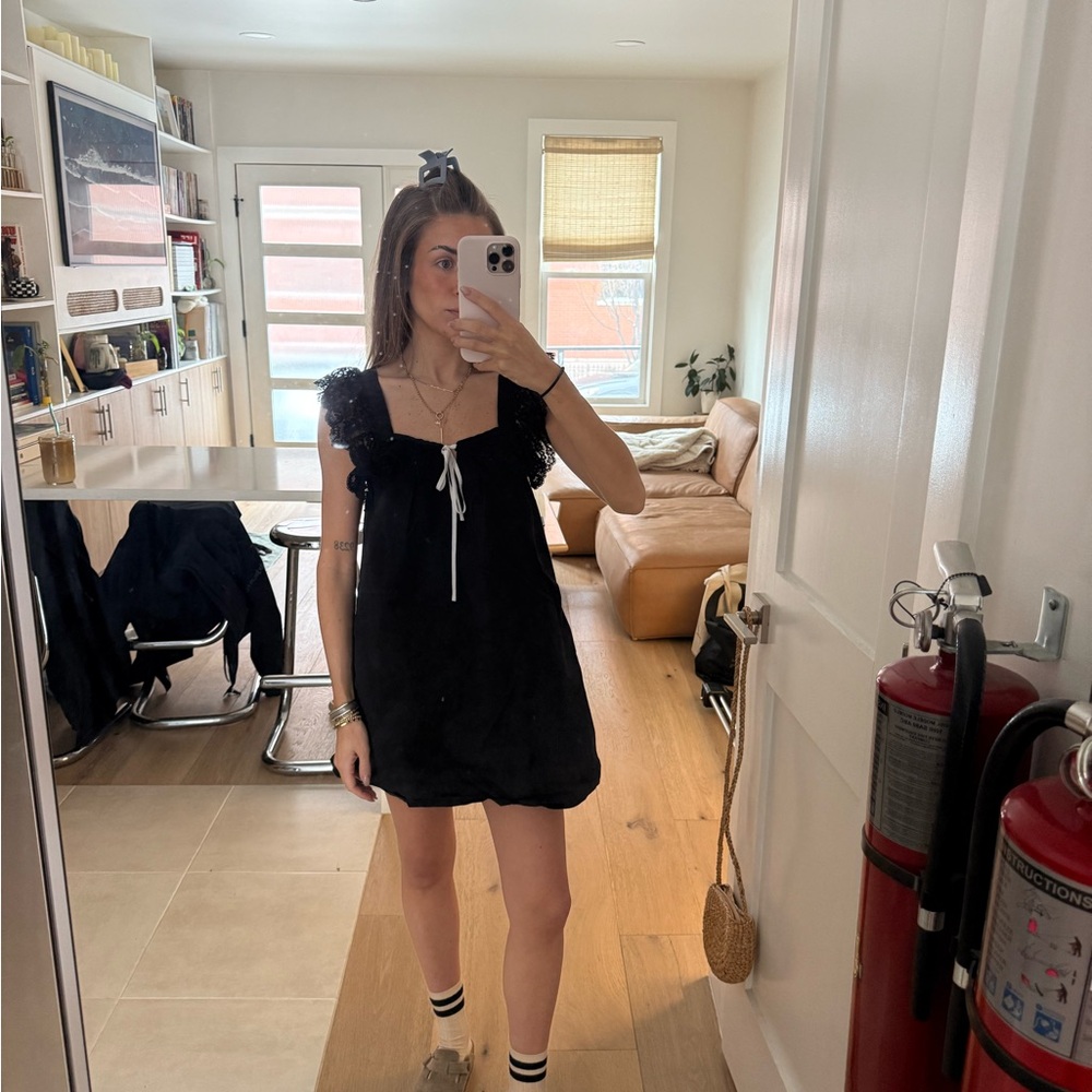Cute little black dress with lace detailing 🖤
